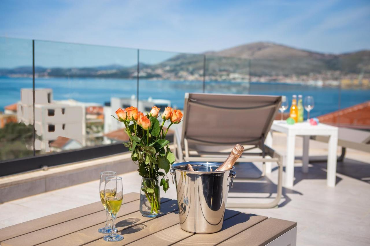 Apartment Alegria In Okrug With Heated Pool, Sea View, Jacuzzi, Wifi Trogir Exterior foto