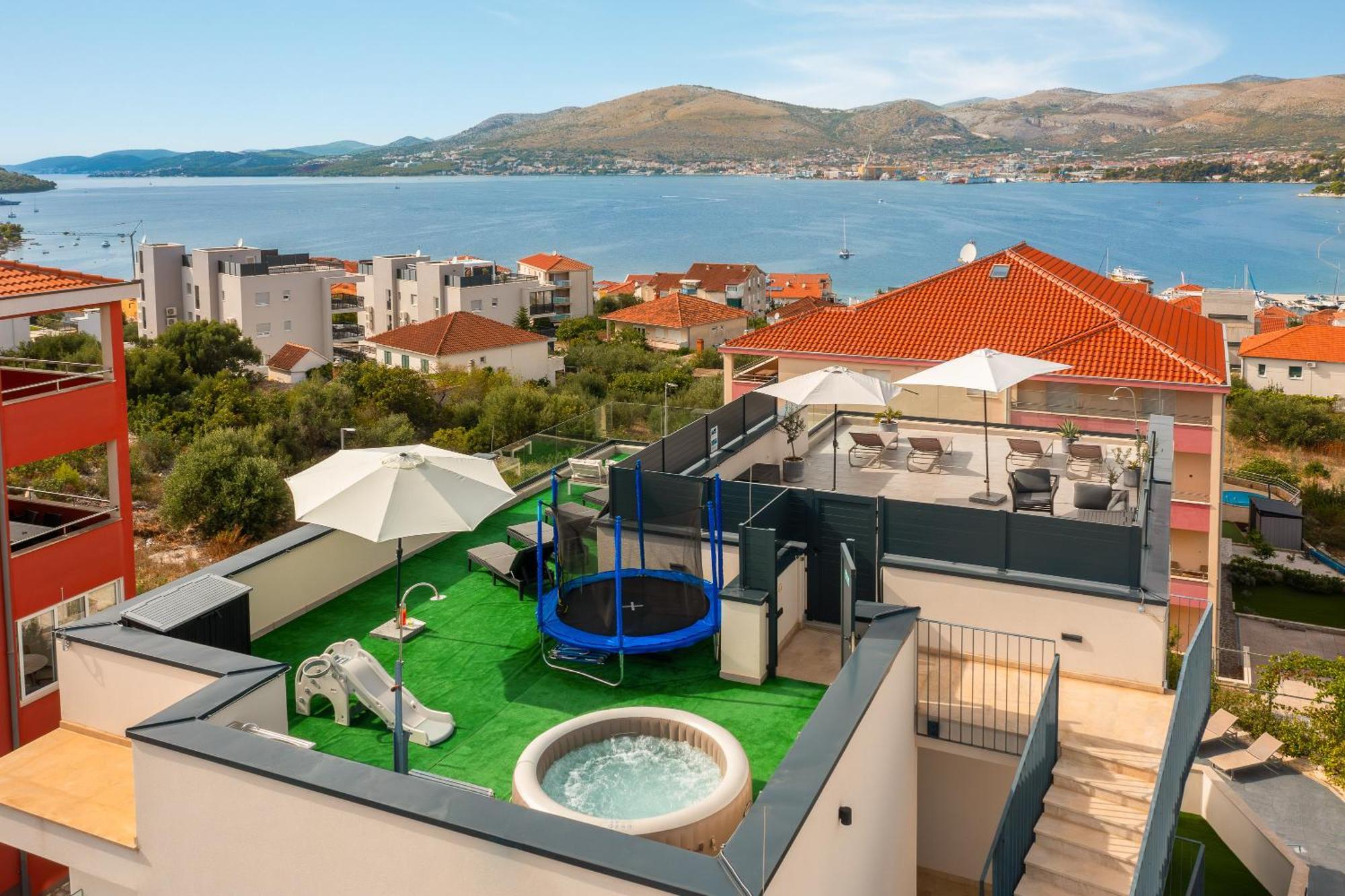 Apartment Alegria In Okrug With Heated Pool, Sea View, Jacuzzi, Wifi Trogir Exterior foto